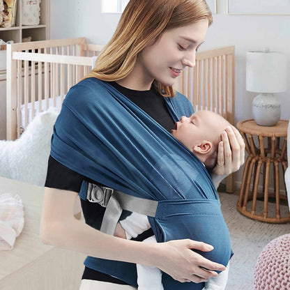 Maman caressant bébé dans écharpe de portage