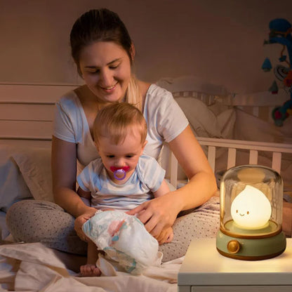 Maman change bébé éclairée par veilleuse bébé