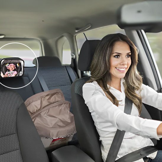 Maman conduit la voiture et surveille son bébé avec le miroir voiture bébé.