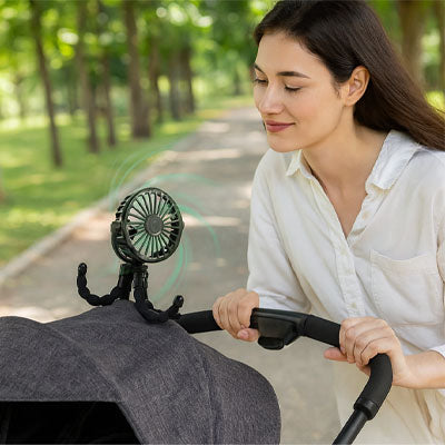Maman dépose mini ventilateur noir sur la poussette pour se rafraichir.