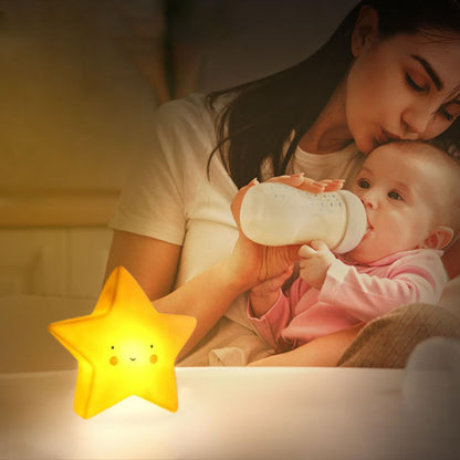 Maman donnant le biberon à bébé avec veilleuse bébé 