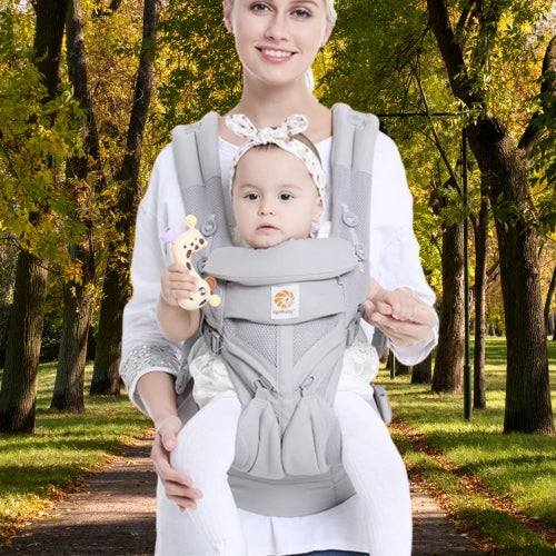 Maman en balade au parc avec bébé dans porte bébé