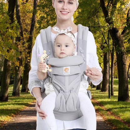 Maman en balade au parc avec bébé dans porte bébé