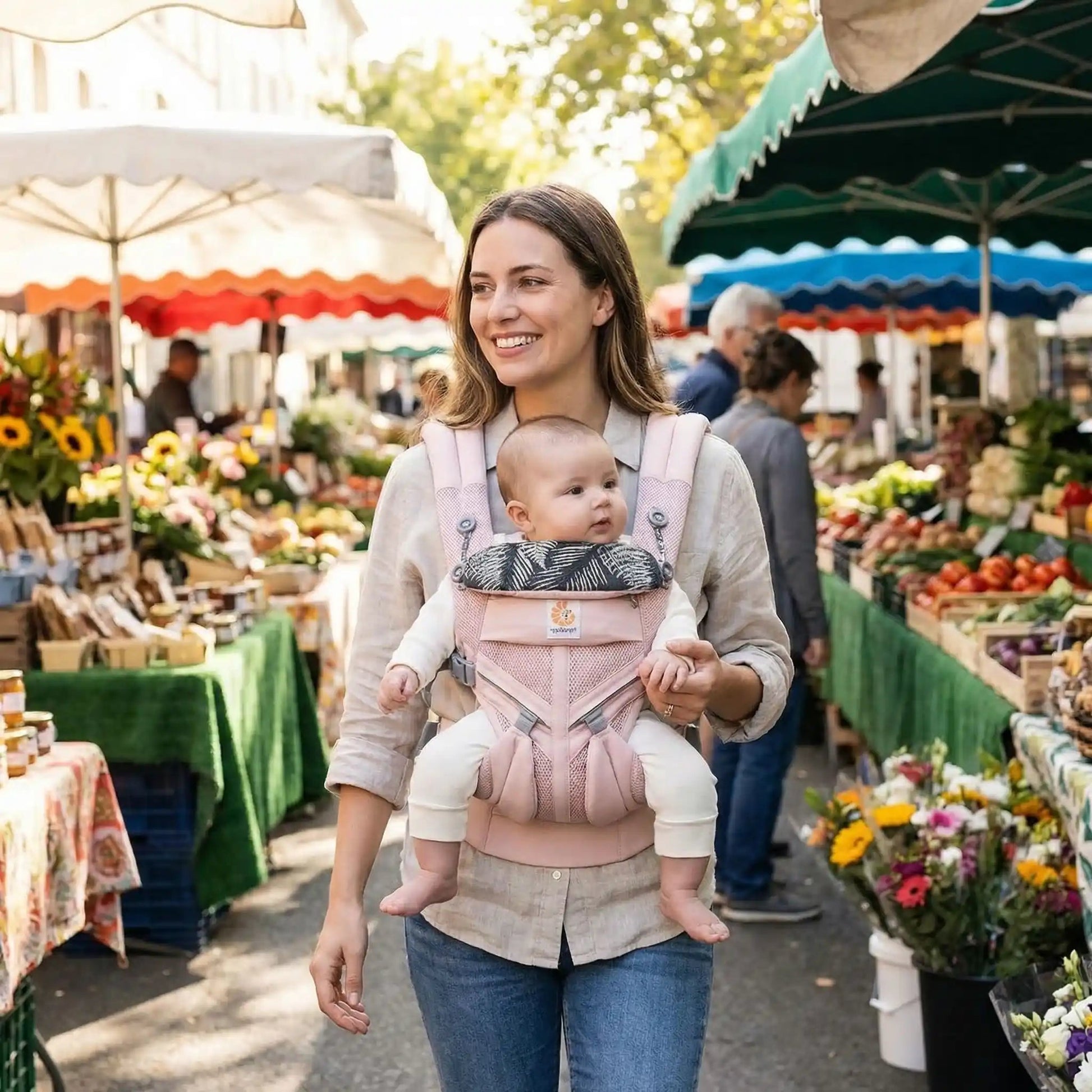 Maman enpromenade au marché avec son porte bebe evolutif rose floral.