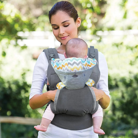 Maman en promenade avec bébé dans porte bébé physiologique