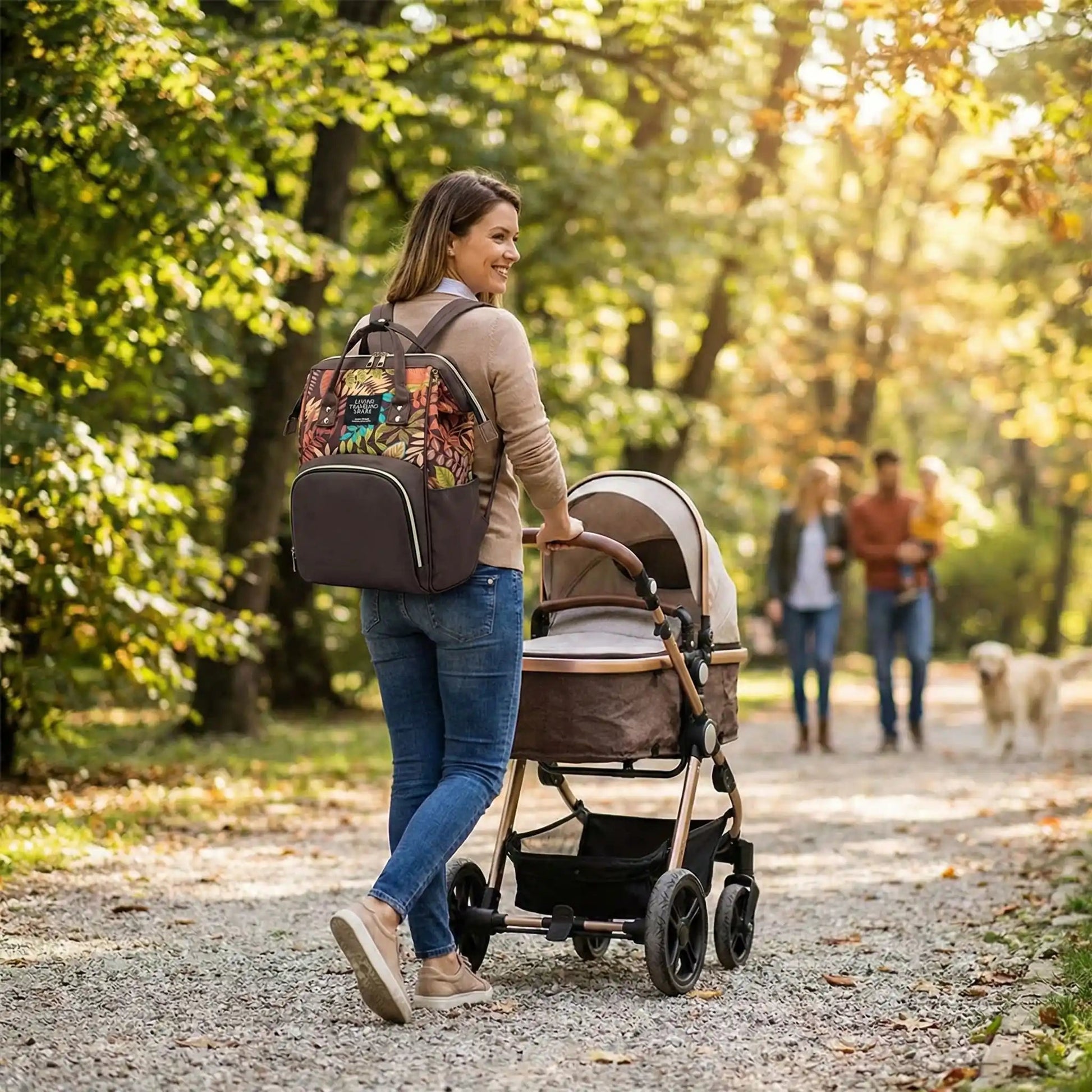 Maman en promenade avec un sac a langer et une poussette marrons.