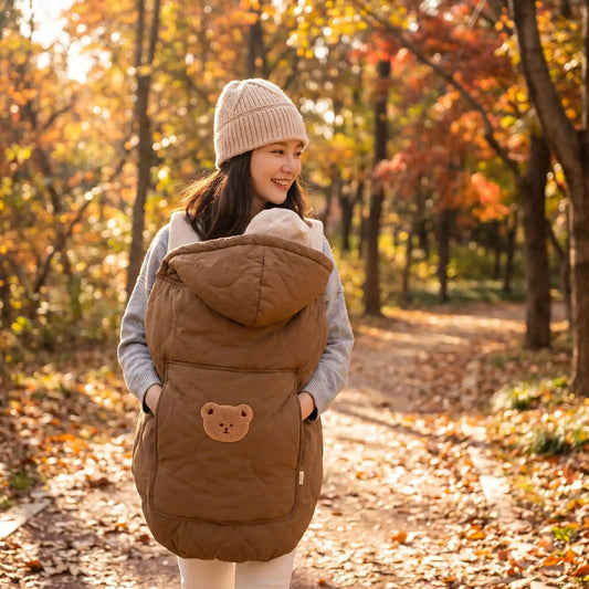 Maman en promenade en automne avec couverture de portage café.
