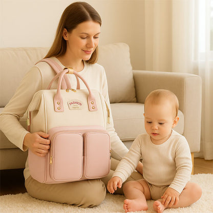 Maman et bébé au salon avec sac a langer rose