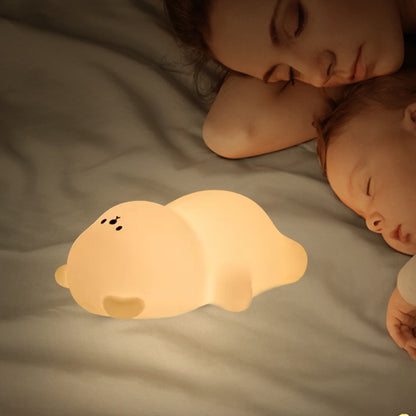 Maman et bébé dorment avec bebe veilleuse ourson