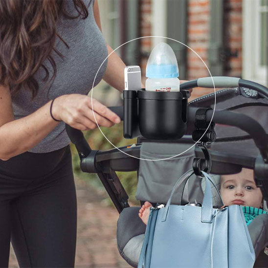 Maman et bébé en promenade avec support téléphone sur poussette