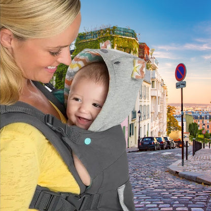 Maman et bébé heureux avec porte bébé physiologique