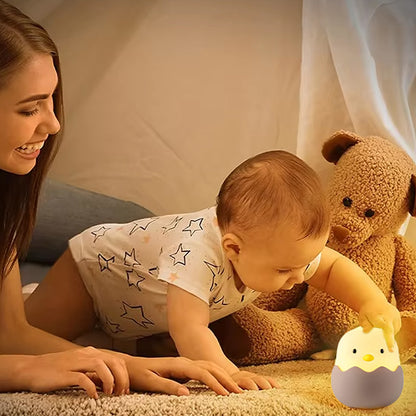 Maman et bébé jouant avec veilleuse bébé poussin