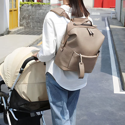 Maman et poussette portant sac a dos a langer cuir