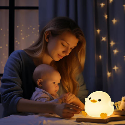 Maman et son petit devant veilleuse bébé 