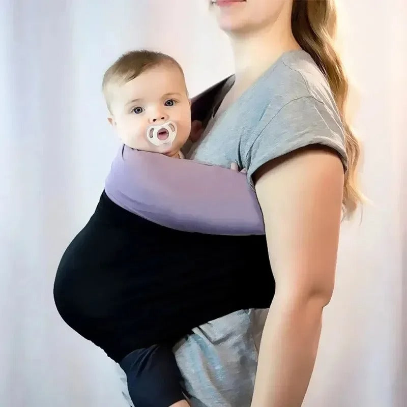 Maman portant bébé confortablement dans echarpe de portage elastique