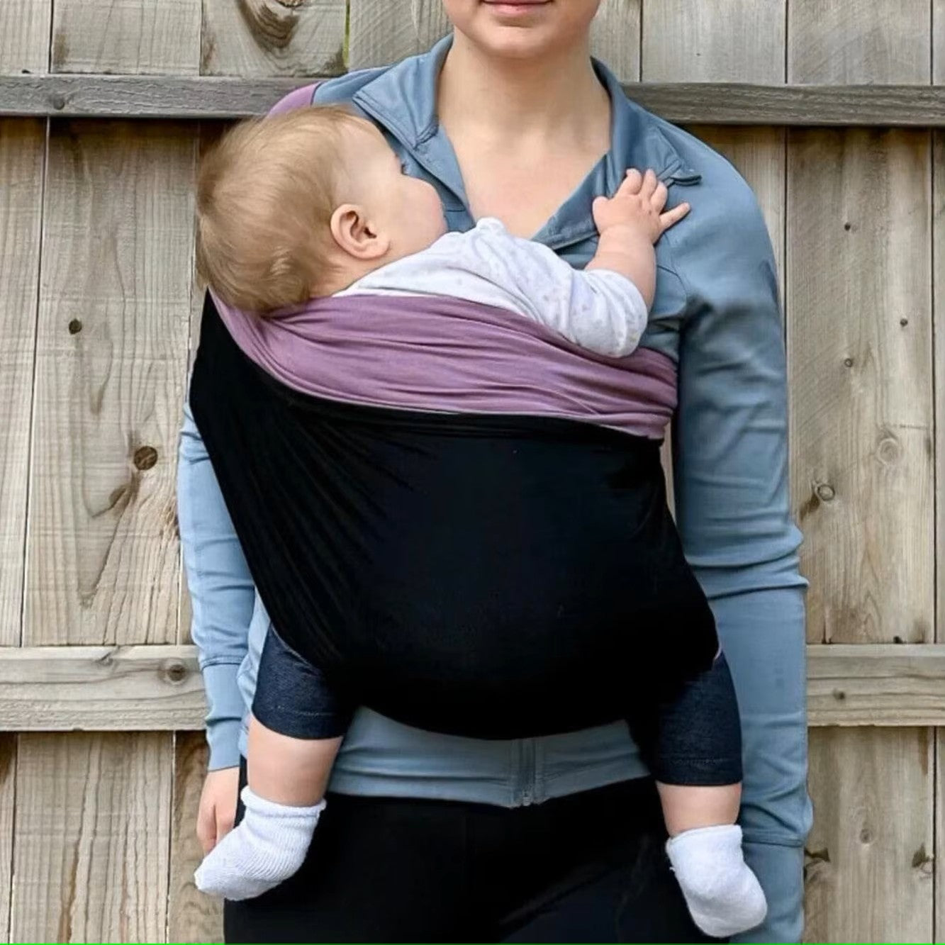 Maman portant bébé dans echarpe de portage noire