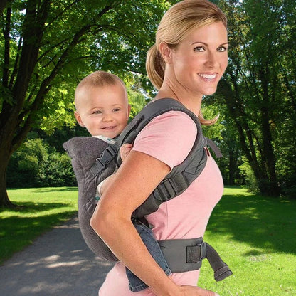 Maman portant bébé sur son dos avec son porte bebe ergonomique.