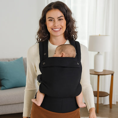 Maman prête à partir en promenade avec porte bébé physiologique noir