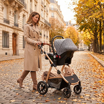 Maman en promenade automnale avec poussette 3 en 1 version siège auto.