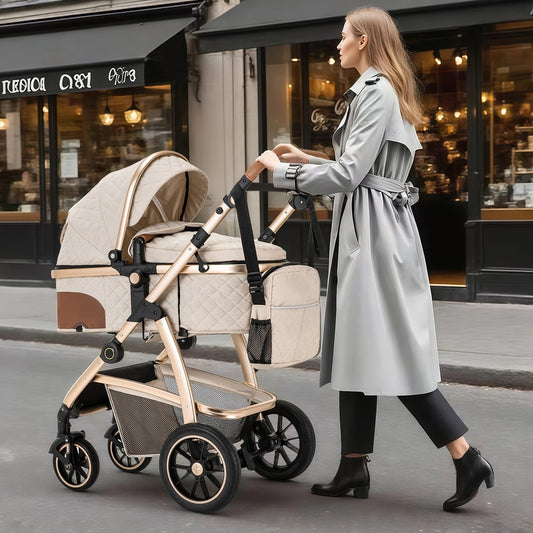 Maman en promenade en ville avec sa poussette 3 en 1 crème.