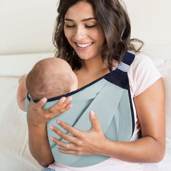 Maman regardant bébé couché dans porte bebe léger
