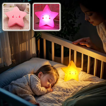 Maman regardant son enfant endormi avec veilleuse bébé