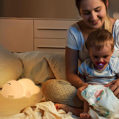 Maman s'occupant de son enfant avec bebe veilleuse ours