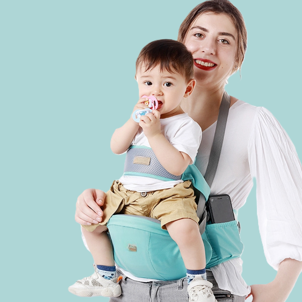 Maman transportant son fils avec son porte bebe siège ergonomique.