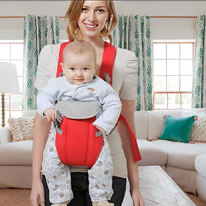 Maman utilisant porte bébé rouge à la maison