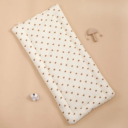 Matelas poussette beige modèle cœurs marrons