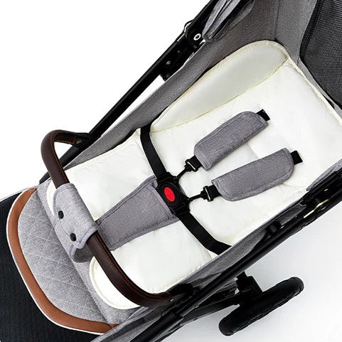 Matelas poussette inclus avec poussette compacte.