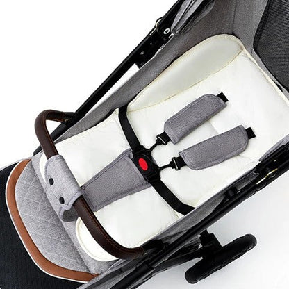 Matelas poussette inclus avec poussette compacte.