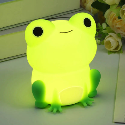 Mignonne petite veilleuse bébé grenouille verte.