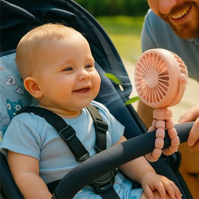 Bébé regarde son mini ventilateur rose accroché à sa poussette.