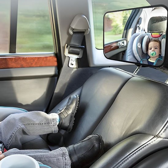 Miroir voiture bébé installé sur siège arrière.