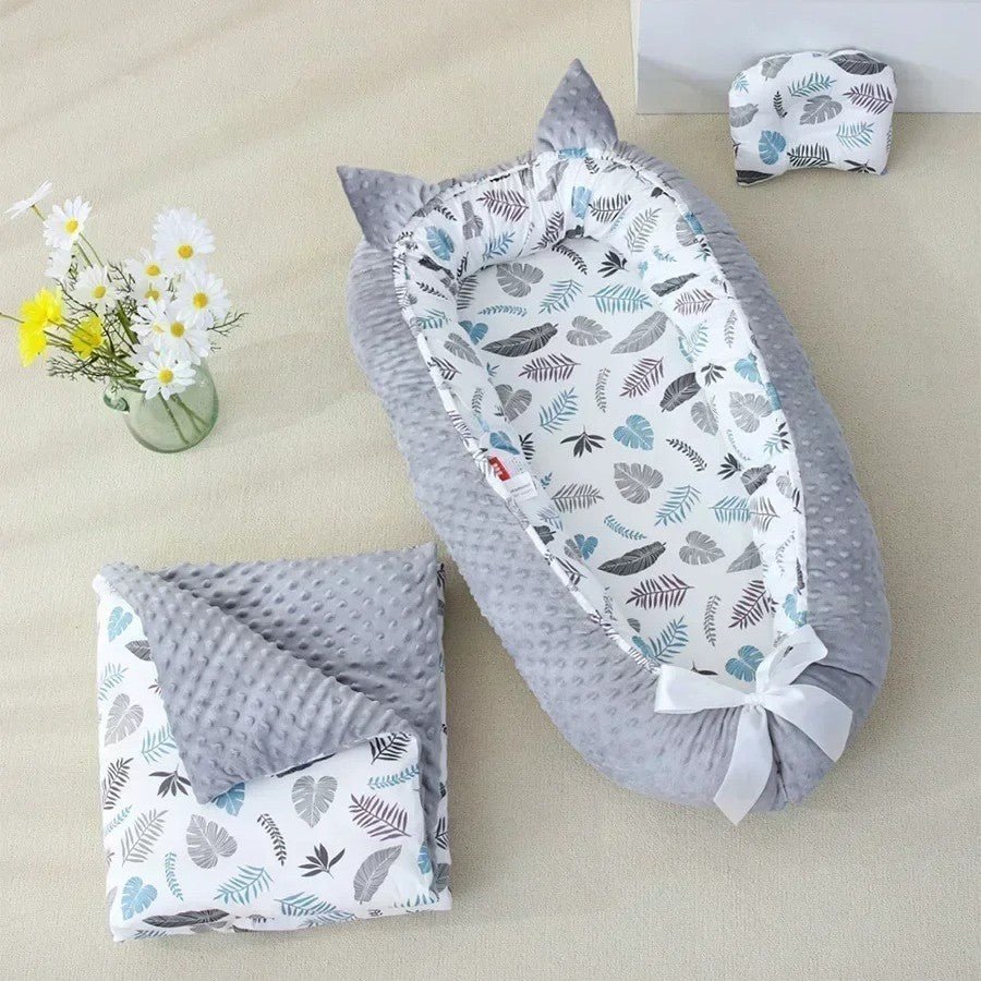 Nid d'ange en velours et coton gris avec imprimés de feuilles d'arbres