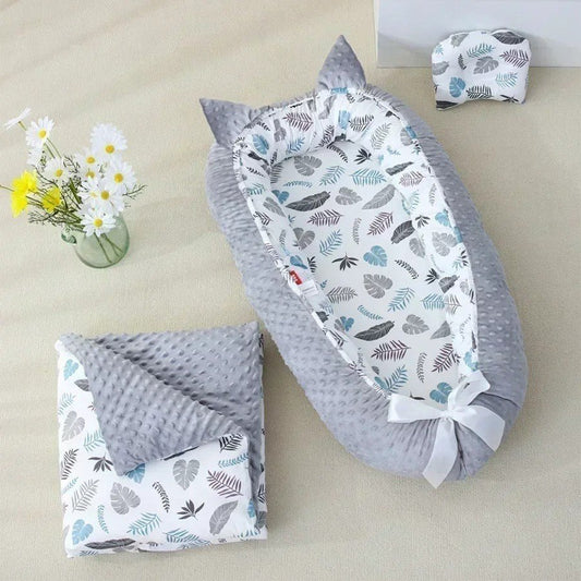 Nid d'ange en velours et coton gris avec imprimés de feuilles d'arbres