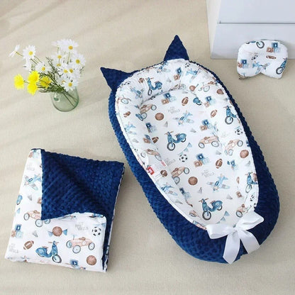 Nid d'ange bleu marine avec dessins de Vespa, avions et ballons.