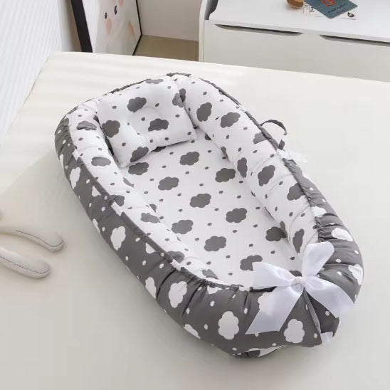 Nid d'ange motifs nuages gris et blancs