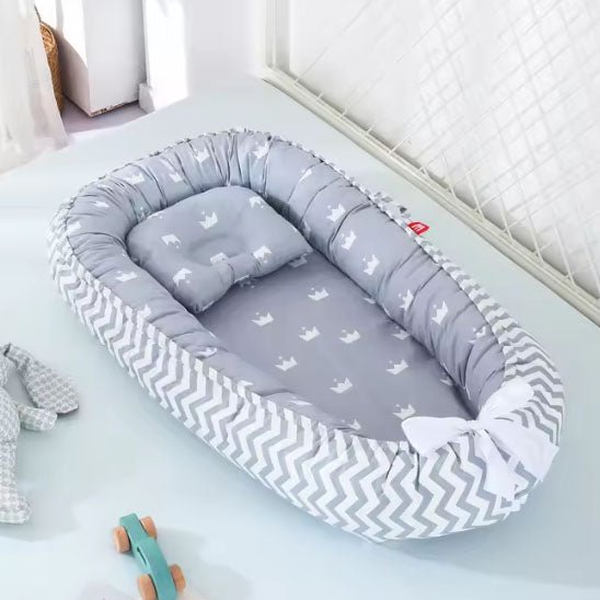 Nid d'ange gris motifs couronnes