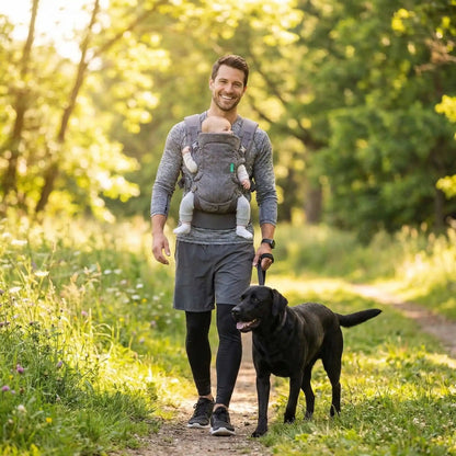 Papa en randonnée avec son Labrador et son porte bebe ergonomique.