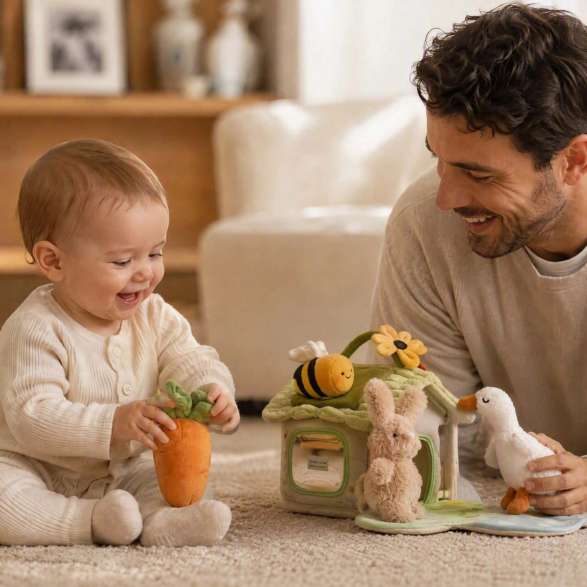 Papa et bébé jouent avec son cube d'activite bebe fermette.