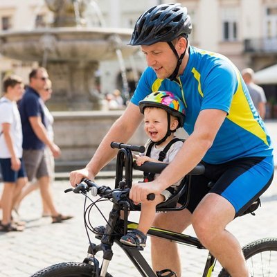 Papa et son enfant roulent avec Porte bebe velo avant 