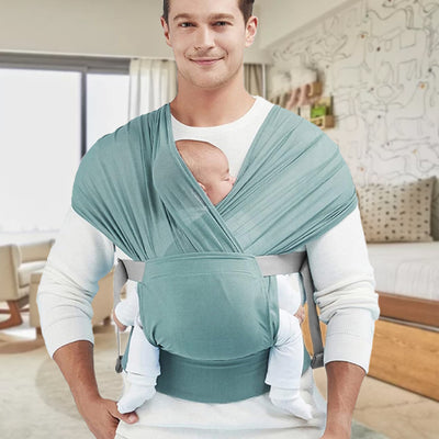 Papa fier de porter bébé dans une écharpe de portage vert menthe
