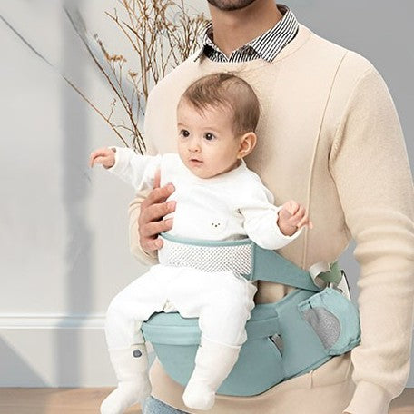 Papa portant bébé avec son porte bebe tabouret.
