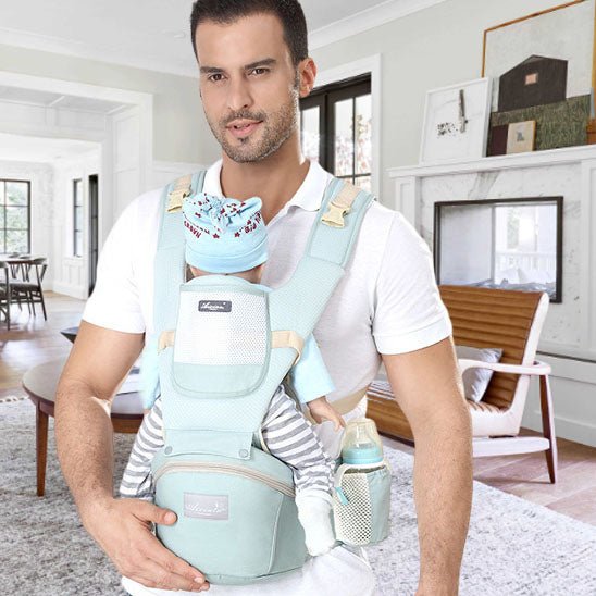 Papa portant bébé dans porte bebe évolutif