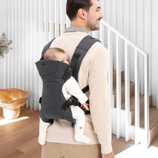 Papa porte bébé avec son porte bebe evolutif dorsal gris.