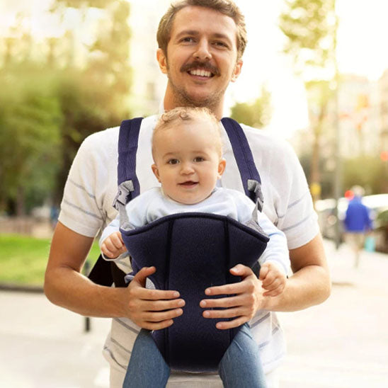 Papa promenant fièrement bébé dans porte bébé
