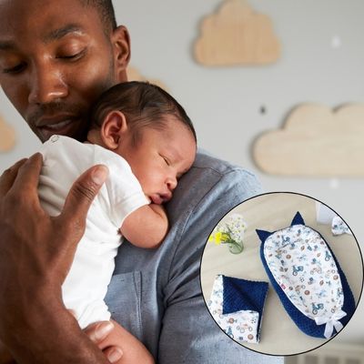 Papa tient bébé endormi et nid d'ange