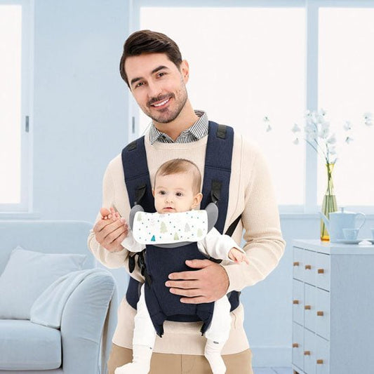 Papa portant bébé avec son porte bebe evolutif pliable.